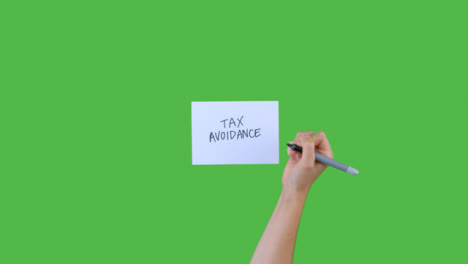 Frau-Schreibt-Steuervermeidung-Auf-Papier-Mit-Grünem-Bildschirm-03